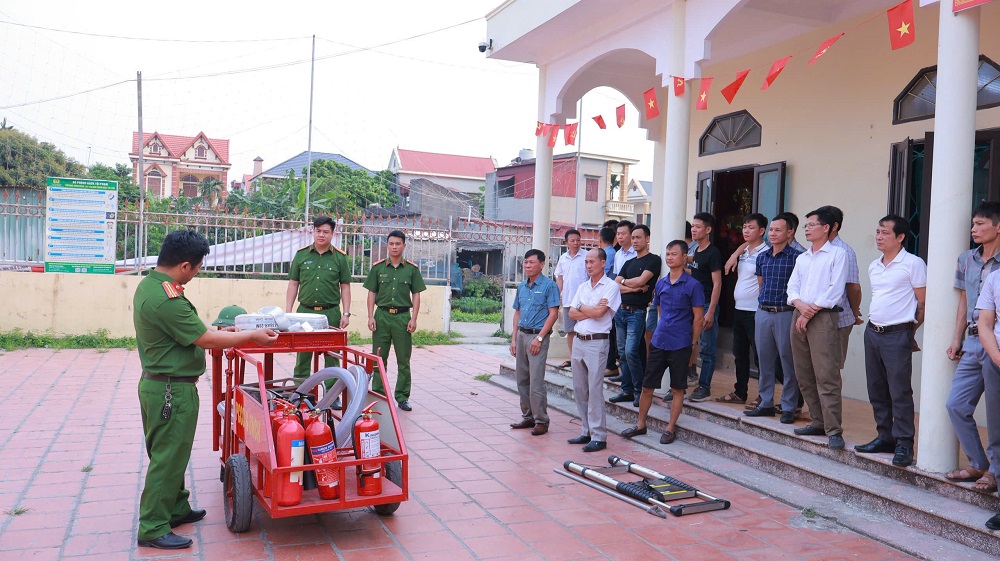Ra mắt mô hình “Tổ tự quản về PCCC và CNCH làng nghề mộc thôn Ngô Đồng”